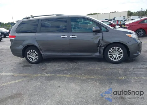 2013 Toyota Sienna Xle V6 8 Passenger z USA, uszkodzony, nr VIN 5TDYK3DC5DS326723